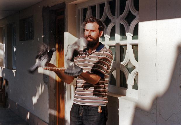Como buen franciscano, el sacerdote Michal Tomaszek se llevaba muy bien con los animales. En la foto, con las palomas de la parroquia de Pariacoto que solían posarse en sus manos. (Foto: Oficina para la Promoción de los Mártires de Pariacoto).