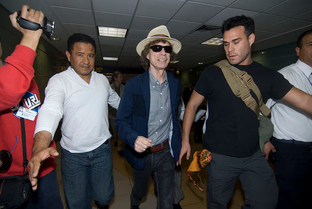 La estrella de rock Mick Jagger llegó ese 2011 al aeropuerto Jorge Chávez en viaje privado para hacer turismo en el Perú. (Foto: Archivo Histórico de El Comercio)