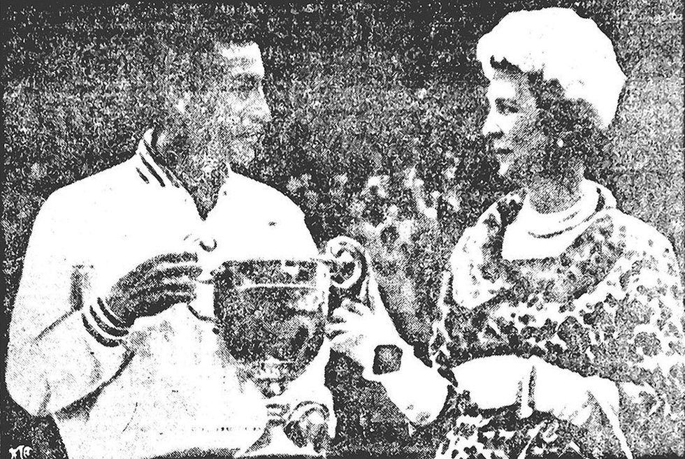 La Duquesa de Kent le entregó el trofeo del campeonato inglés al tenista nacional. Esta fue la primera vez que un sudamericano ganó este histórico torneo. (Foto: Archivo Histórico El Comercio)