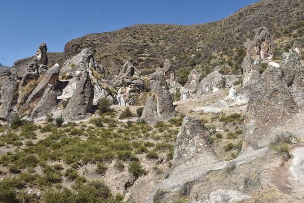BOSQUE DE PIEDRAS. Julián Cuarezma, artista moyobambino, ha tallado desde el 2015 las imponentes piedras del valle del Sondondo. Este bosque lítico es parte de la ruta del cóndor. 
