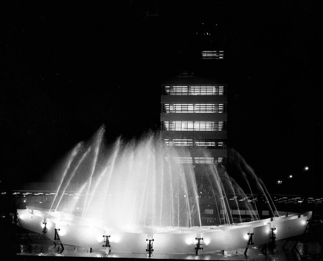 La noche del 30 de diciembre de 1965 fue fantástica. La torre y la pileta iluminadas fue todo un espectáculo. (Foto: Archivo Histórico de El Comercio) 