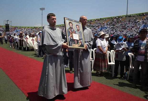 Franciscanos cargan la fotos de los misioneros asesinados durante la ceremonia de beatificación. Realizada el 5 de diciembre del 2015. Además de los curas polacos fue beatificado el italiano Alessandro Dordi, parroco de El Santa, asesinado por Sendero dos semanas después. (AP Photo/Martin Mejia)