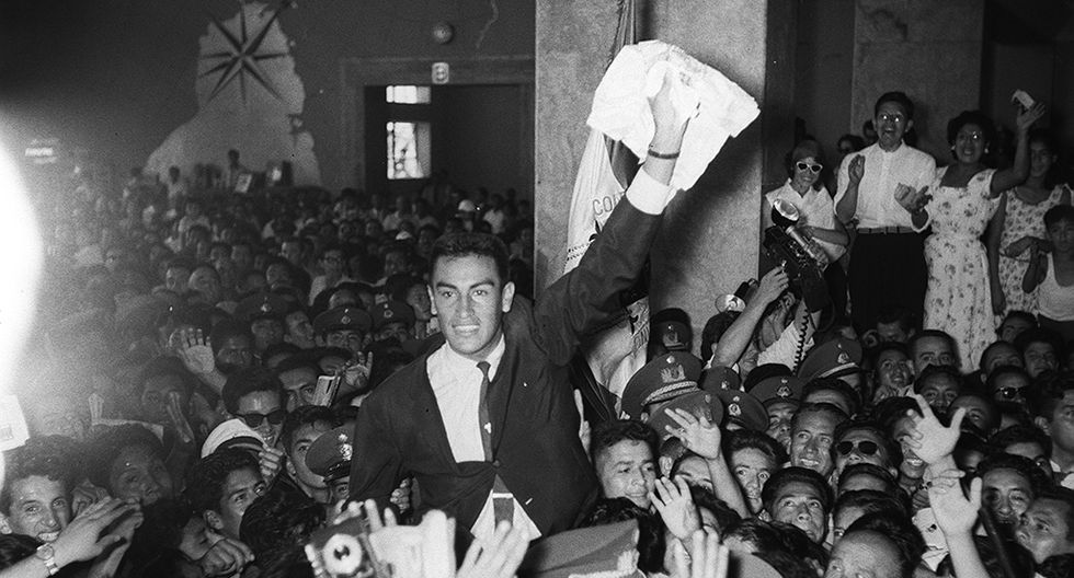 El 22 de marzo de 1959, Alejandro Olmedo llegó al Aeropuerto de Limatambo luego de ser campeón mundial de Copa Davis. (Foto: Archivo Histórico El Comercio)