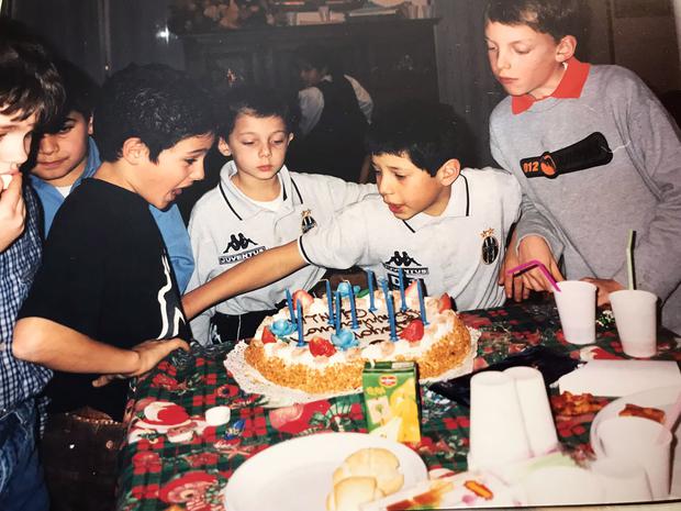 En su cumpleaños con amigos.