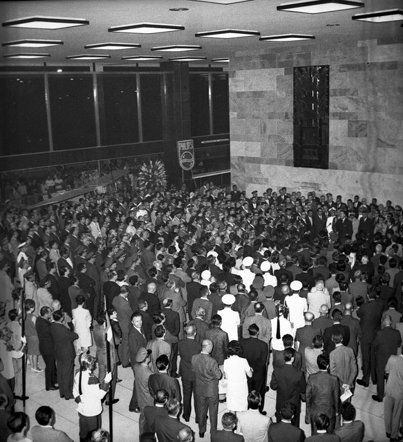 Ante la bella Estela de Raimondi, los invitados comparten en la apertura oficial del Aeropuerto Internacional Jorge Chávez en diciembre de 1965. (Foto: Archivo Histórico de El Comercio) 