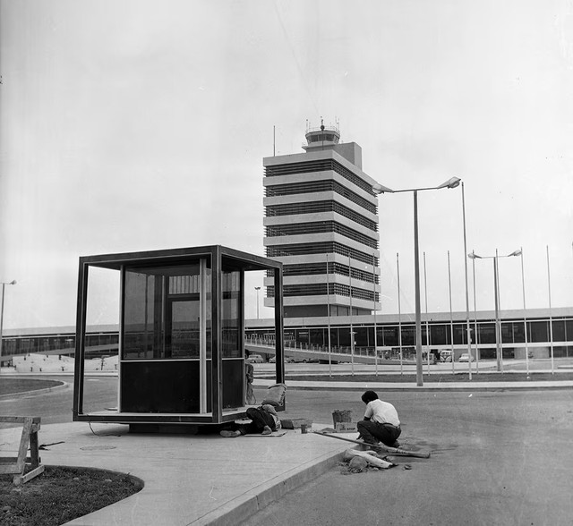 Por la mañana de ese 30 de diciembre de 1965, los trabajadores dan los toques finales en las inmediaciones del entonces nuevo aeropuerto. (Foto: Archivo Histórico de El Comercio)