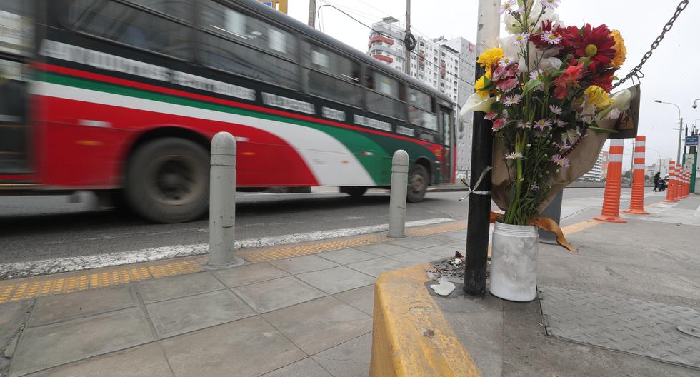 Colectivos de ciclistas dejaron flores y carteles en la zona donde un joven fue atropellado el miércoles. Denuncian que no hay fiscalización para controlar límites de velocidad. (Foto: Lino Chipana Obregón / @photo.gec)