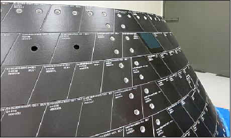 Figura 5: Fotografía de los dos agujeros en las losetas de Orión (crédito de la imagen: NASA)