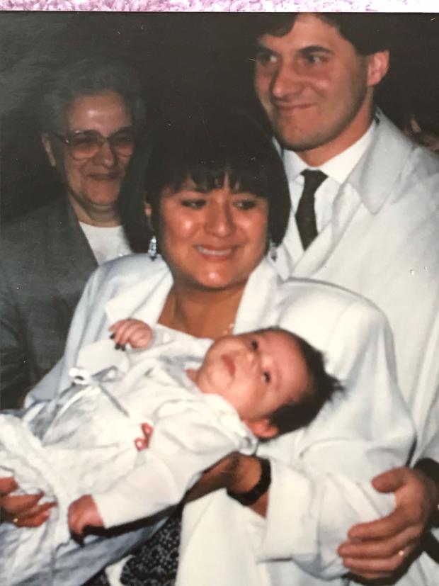 De izq. a der.: el día de su bautizo, en brazos de su madre, Blanca Vargas. Detrás, su padre, Gianfranco Lapadula.