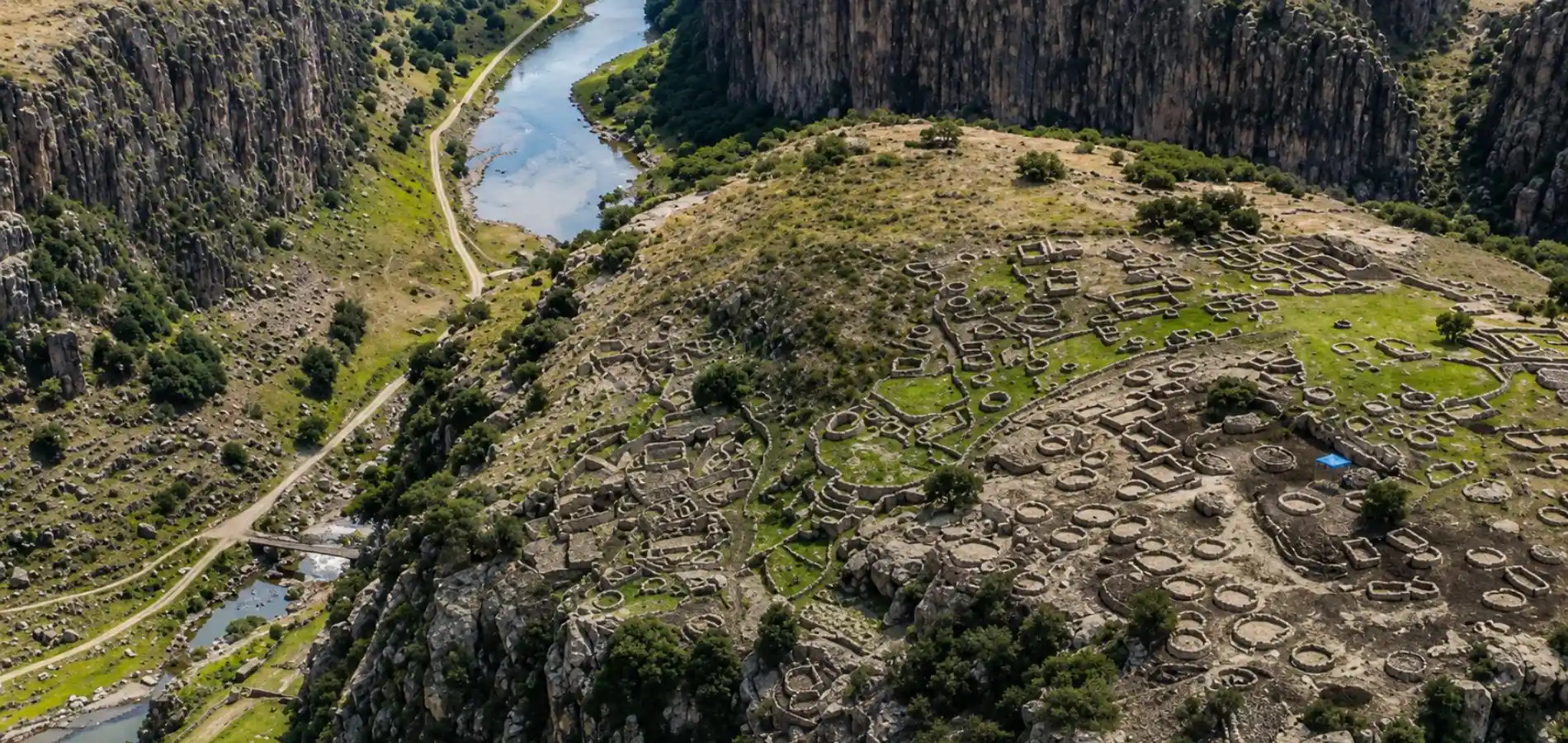 centro-arqueologico-de-Taqrachullo-en-cusco-.webp