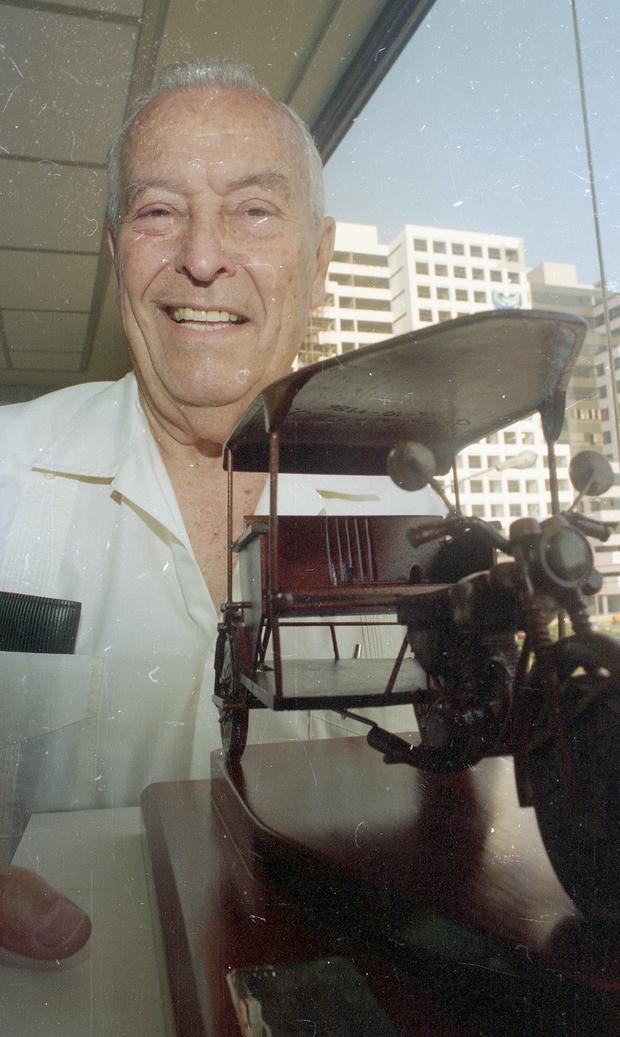 Tras un viaje a Filipinas, el ingeniero peruano diseño un modelo de mototaxi para el mercado nacional. Este vehículo fue lanzado en 1979. (Foto: Flor Sanchez/GEC Archivo Histórico)