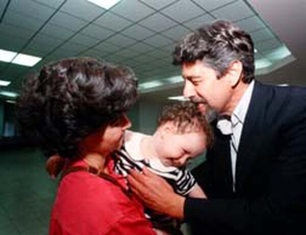 Francisco Sagasti en su llegada al aeropuerto internacional Juan Santamaría en diciembre de 1996 , luego de vivir un secuestro en Perú en la embajada de Japón. Foto del archivo de La Nación