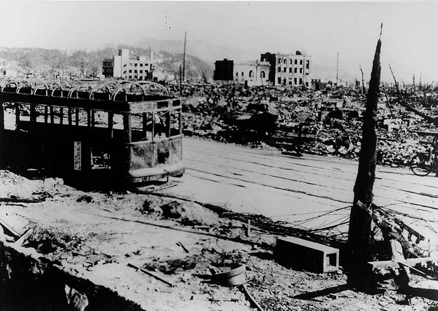 Imagen del 12 de agosto de 1945 muestra un tranvía carbonizado a 300 metros del epicentro del bombardeo atómico en Hiroshima. Pese a la devastación, hubo sobrevivientes en su interior. (Foto: AP/Asociación Japonesa de Fotógrafos de la Destrucción Atómica de Hiroshima, Yotsugi Kawahara)