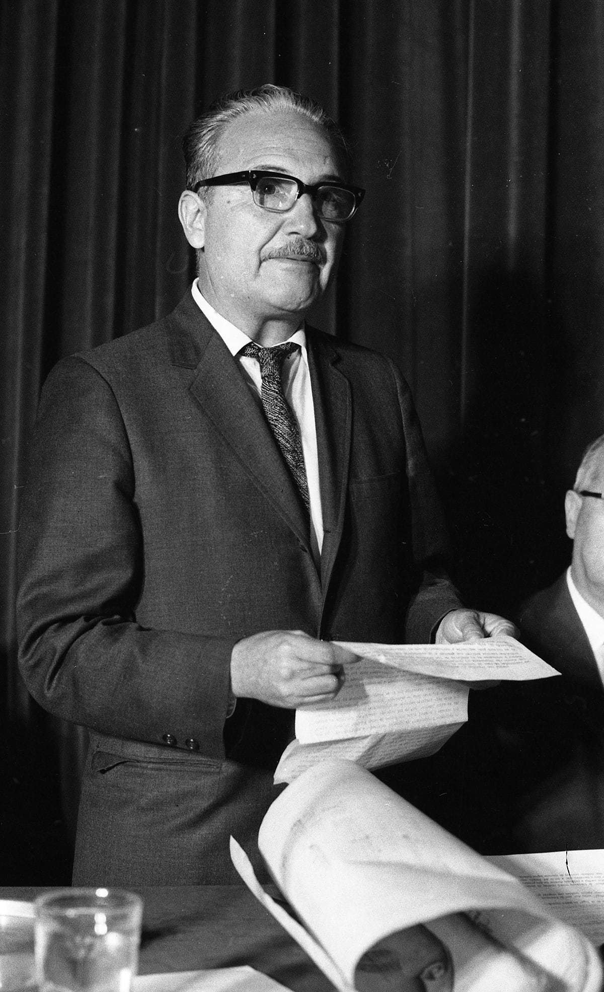 José María leyendo su sentido discurso al recibir, el 18 de octubre de 1968, el Premio Inca Garcilaso de la Vega. (Foto: Archivo Histórico de El Comercio) 