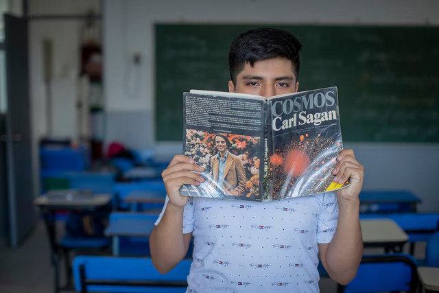 Mario y el libro que lo introdujo en el mundo de la ciencia: Cosmos, del astrónomo estadounidense Carl Sagan. (Foto: Hugo Pérez).