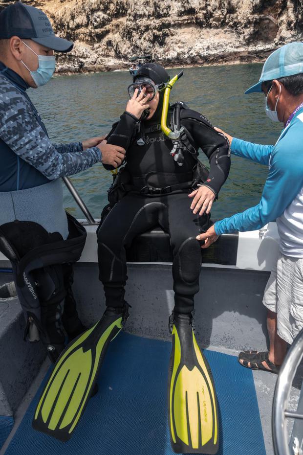 Antes de la inmersión, debemos conocer el funcionamiento del equipo de buceo. El chaleco que sostiene el tanque de oxígeno nos permite flotar en el mar. (Foto: Fidel Carrillo)