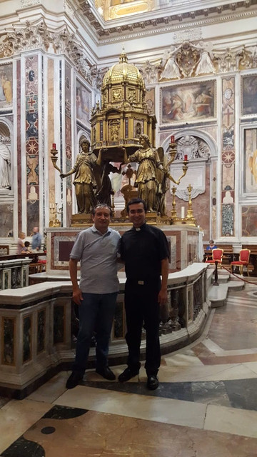 El sacerdote Rimaycuna con su papá en la basílica di Santa Maria Maggiore. Foto: Edgard Iván Rimaycuna Inga
