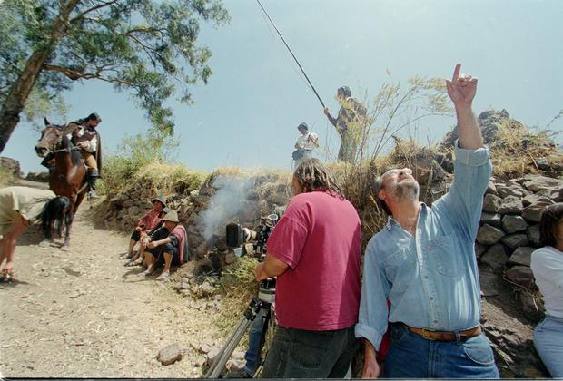 Detrás de cámaras de la filmación de El bien esquivo. El director Augusto Tamayo San Román puede ser visto a la derecha apuntando al cielo, mientras que Diego Bertie se encuentra a la izquierda montando un caballo. (Foto: Mayu Mohanna/El Comercio)