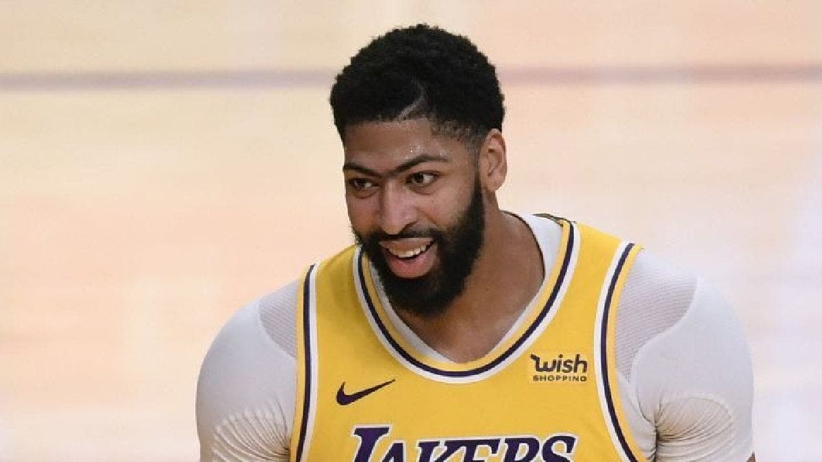 Anthony Davis jugará por los Lakers hasta el 2028.