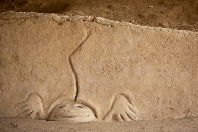Relieve de sapo humanizado de la cultura Vichama. Estos frisos revelaron el cambio climático y sus graves efectos. (Foto: Richard Hirano)