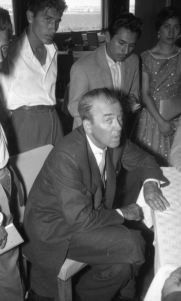 Minutos después de su llegada, el famoso actor de cine dio una entrevista exclusiva a Luis Jaraba y Roberto Mejía, cronistas de El Comercio. (Foto: GEC Archivo Histórico)