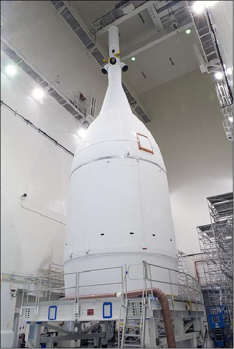 Figura 10: Fotografía de la nave espacial Orion EFT-1 ensamblada dentro del LASF en KSC (crédito de la imagen: NASA, Jim Grossman)