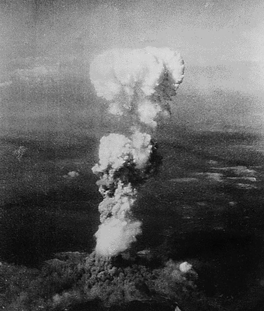Foto de archivo del 6 de agosto de 1945 muestra la columna de humo que se elevó 6.000 metros sobre Hiroshima tras la explosión de la primera bomba atómica. (Foto: Archivos Nacionales/AFP) 