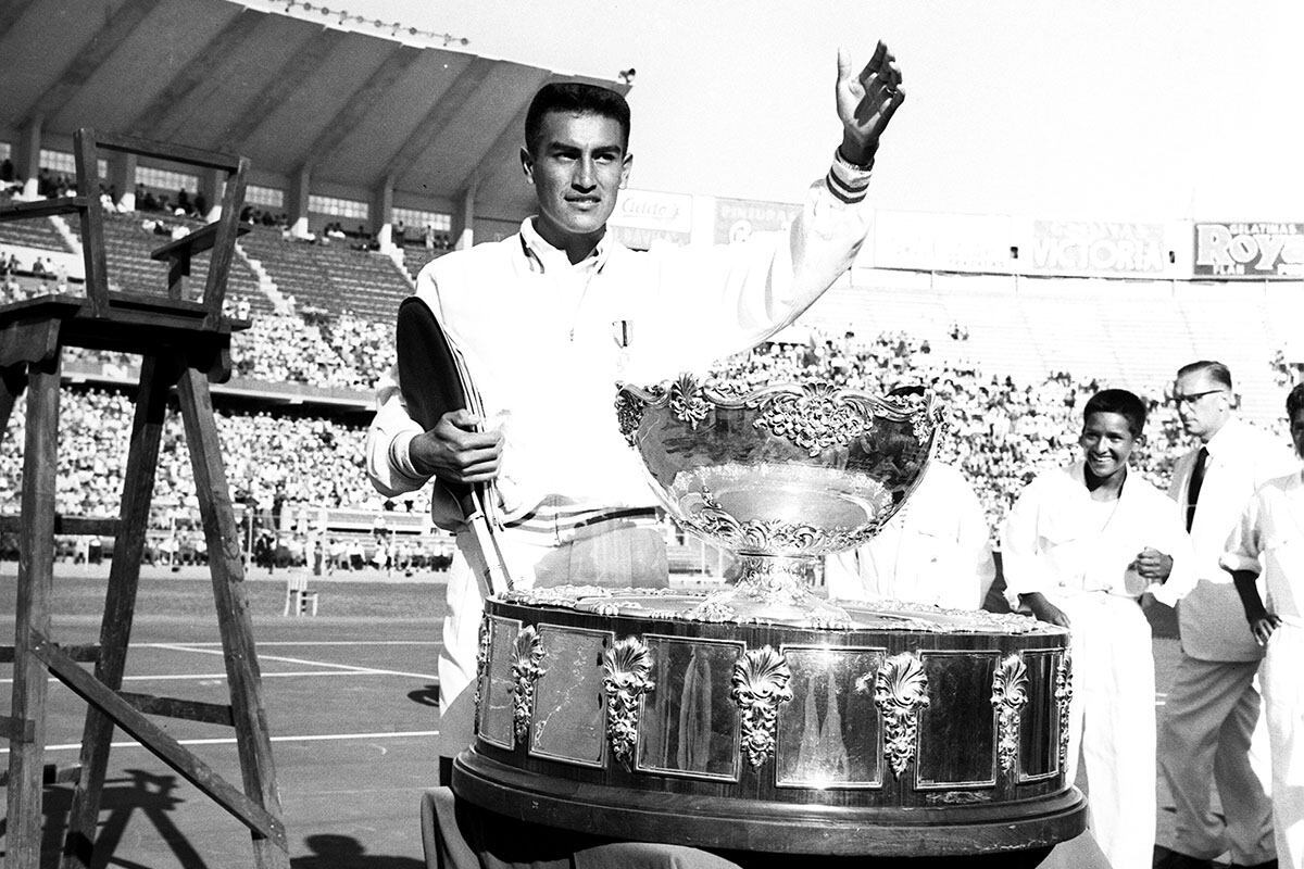 El 3 de julio de 1959, el tenista peruano Alejandro Olmedo, se convirtió en el primer sudamericano en ganar el torneo de tenis más importante del mundo. Con 23 años, se impuso al australiano Rod Laver derrotándolo por 3 a 1, con parciales 6-1, 6-2, 3-6 y 6-3. Olmedo nacionalizado estadounidense, vivió en Arequipa durante su niñez, su padre fue entrenador del Club Internacional, lo cual permitió su acercamiento con el tenis desde muy joven.