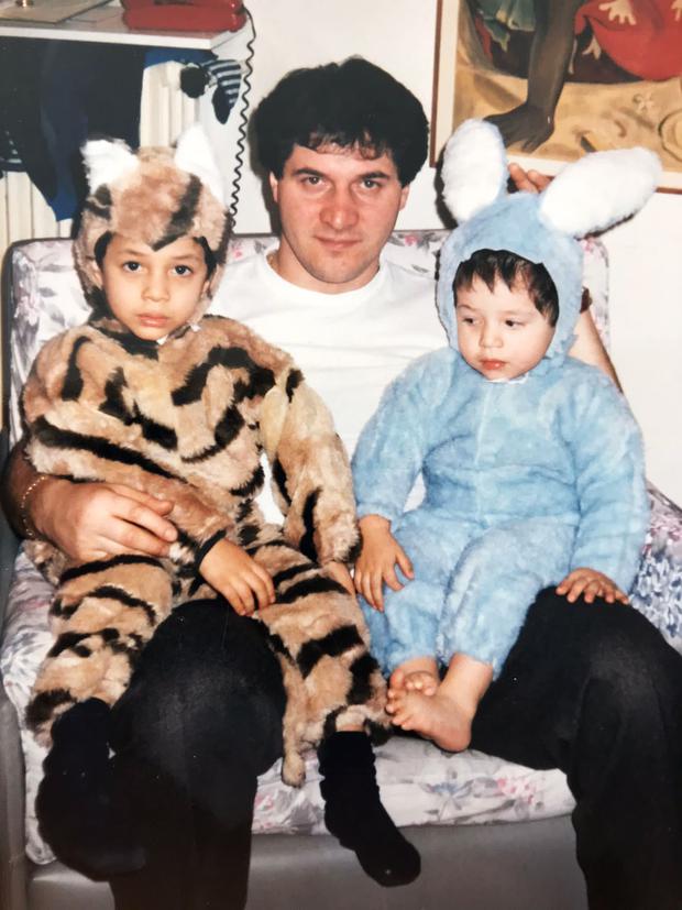 En el regazo de su papá Gianfranco, a la derecha. 