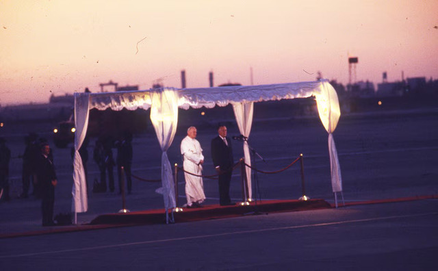 En el atardecer del 1 de febrero de 1985, el presidente Belaunde acompaña al papa Juan Pablo II en su llegada al aeropuerto Jorge Chávez. (Foto: Archivo Histórico de El Comercio)