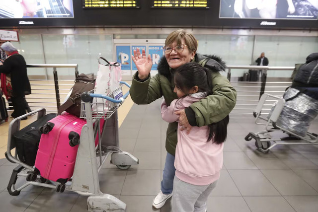 Viajeros se reunían con sus familiares mientras recordaban sus mejores momentos en el antiguo aeropuerto. Foto: Jesús Saucedo 