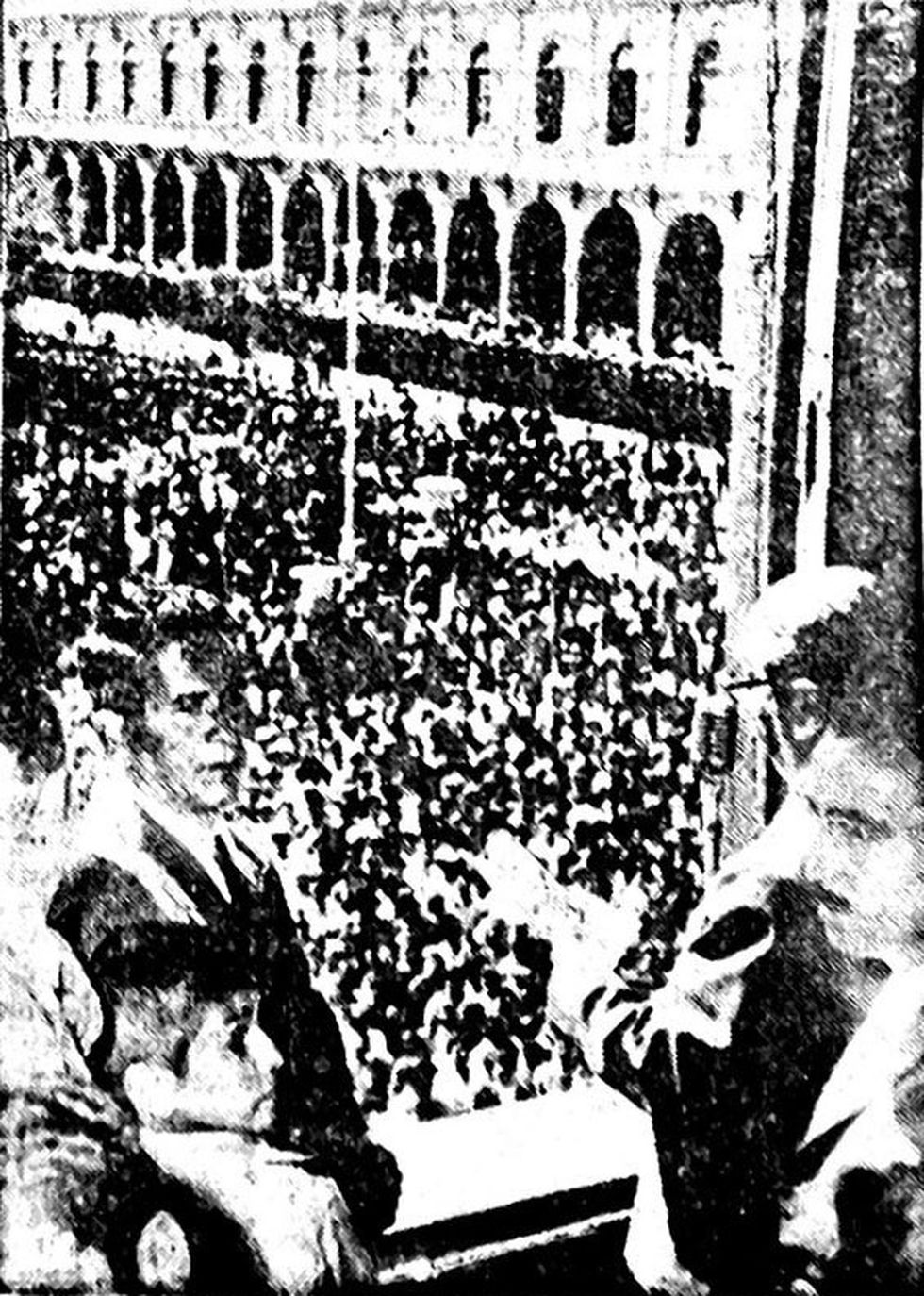 Instantes en que el presidente de la Comisión Deportiva, Humberto Portillo, da un discurso en el balcón del Concejo de Arequipa tras la histórica proeza del tenista. Al dirigente se le ve acompañado de Salvador Olmedo, padre del flamante campeón. (Foto: Archivo Histórico El Comercio)