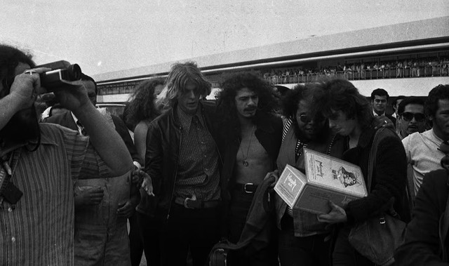 Aquel 8 de diciembre de 1971 las terrazas del Aeropuerto Internacional Jorge Chávez estaban repletas de jóvenes que deseaban ver al músico Carlos Santana. (Foto: Archivo Histórico de El Comercio)