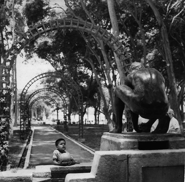 Lima, 29 de diciembre de 1966. Un niño contempla la hermosa escultura de la Fuente de los Ñocos, en el Parque de la Reserva. (Foto: GEC Archivo Histórico)