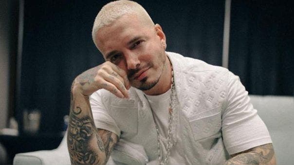 J Balvin recibe premio al mejor artista afro-latino del año.