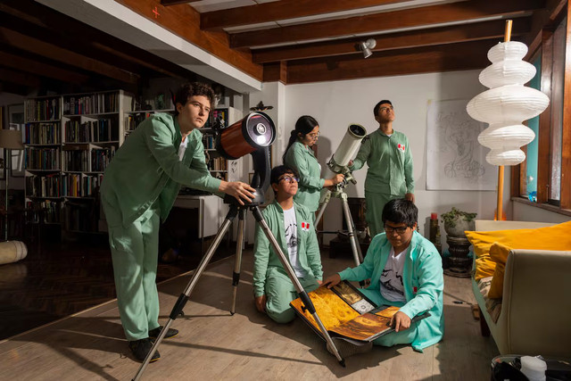 El equipo peruano de astronomía y astrofísica que ganó medallas en Panamá. Ellos son Joshua Tola, Fabián Sánchez, Valeria Acosta, Mario Gilvonio y David Abad. (Foto: Giancarlo Shibayama)