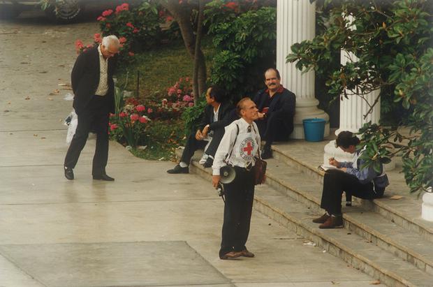 Imagen de Michael Minnig duranta la crisis de los rehenes de la embajada de Japón en el Perú. (Foto: GEC Archivo Histórico) 