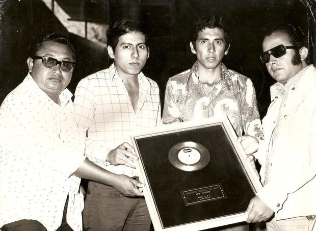 Recibieron un Disco de Platino de la Cámara de Productores Fonográficos de Argentina por la venta de nuestras producciones. (Foto: archivo personal de Los Mirlos)