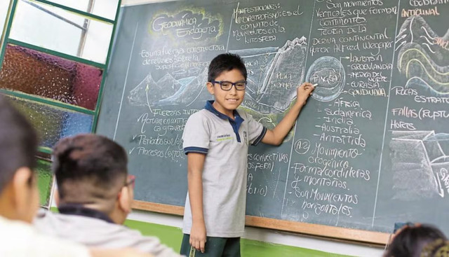 Mathías estudia de 8 a.m. a 2 p.m. Luego del almuerzo, debe regresar al colegio Juventud Científica, que está a 15 minutos de casa, para las clases finales de 4 a 6 p.m. (Foto: GEC)
