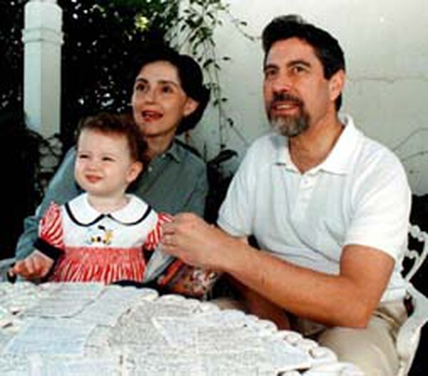 Francisco Sagasti, actual presidente de Perú, su esposa Silvia Charpentier y la hija de ambos. Foto del archivo de La Nación. 