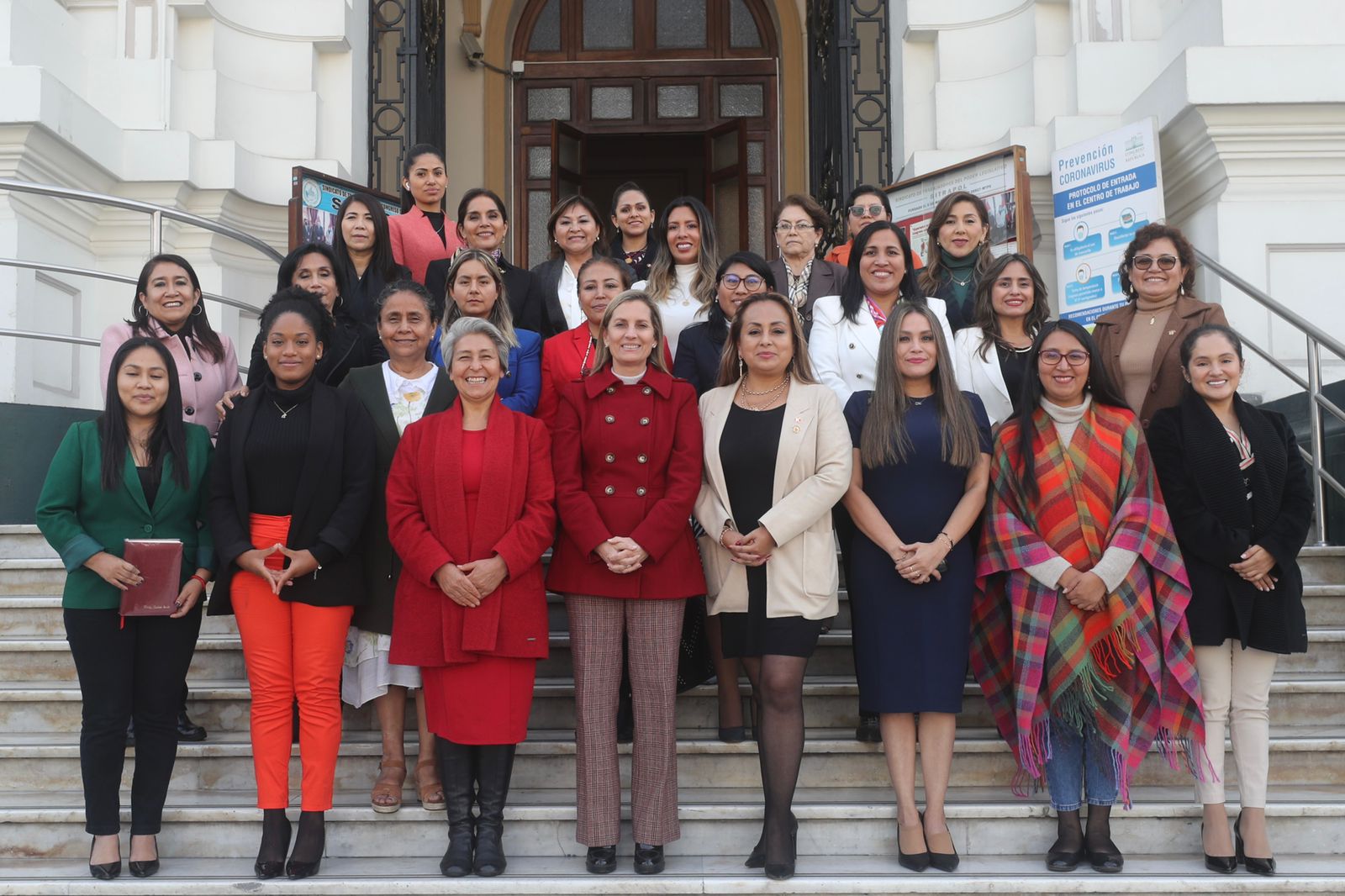 Presidenta del Congreso Maricarmen Alva Prieto pidió trabajar sin colores  políticos en favor de la mujer peruana - Comunicaciones » Comunicaciones