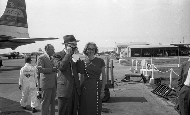 Postal en la que Stewart fotografía a los hombres de prensa que lo esperaban en el terminal aéreo limeño. (Foto: GEC Archivo Histórico)
