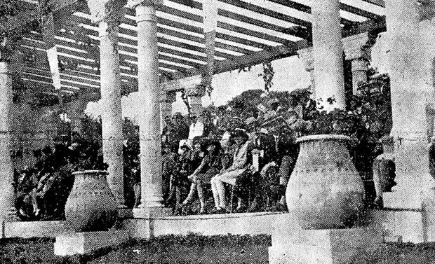 Lima, 19 de febrero de 1929. Los elegantes invitados estaban ubicados a lo largo de la pérgola. Bandas, orquestas, discursos abundaron, entre las plantas y flores del hermoso y nuevo parque. (Foto: GEC Archivo Histórico) 