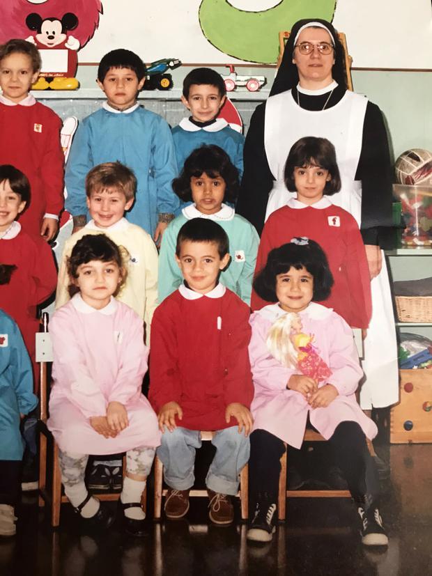 Arriba, en medio, en la escuela. 