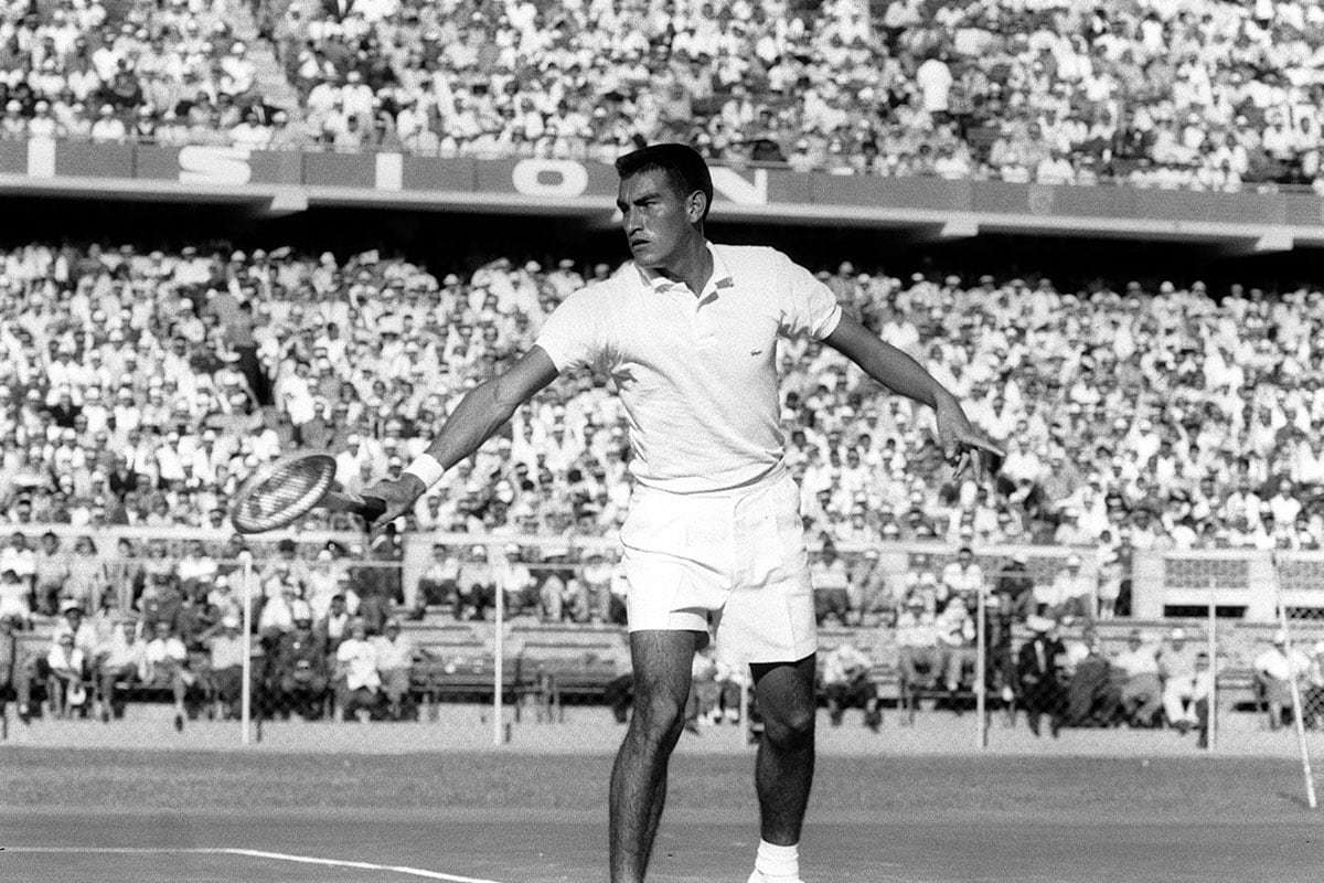 También jugó en su natal Arequipa, donde miles de sus paisanos lo apreciaron en un abarrotado escenario. El Perú no fue ajeno a sus logros y le concedió los Laureles Deportivos, la más alta condecoración para un deportista peruano y fue el entonces Presidente Manuel Prado Ugarteche quien le hizo entrega de dichos Laureles. Su nombre luce desde entonces en el frontis del Estadio Nacional, junto a los más destacados deportistas peruanos de la historia.