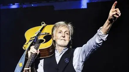 Paul McCartney ganó fama mundial por ser el bajista y uno de los cantantes de la legendaria banda de rock británica The Beatles.