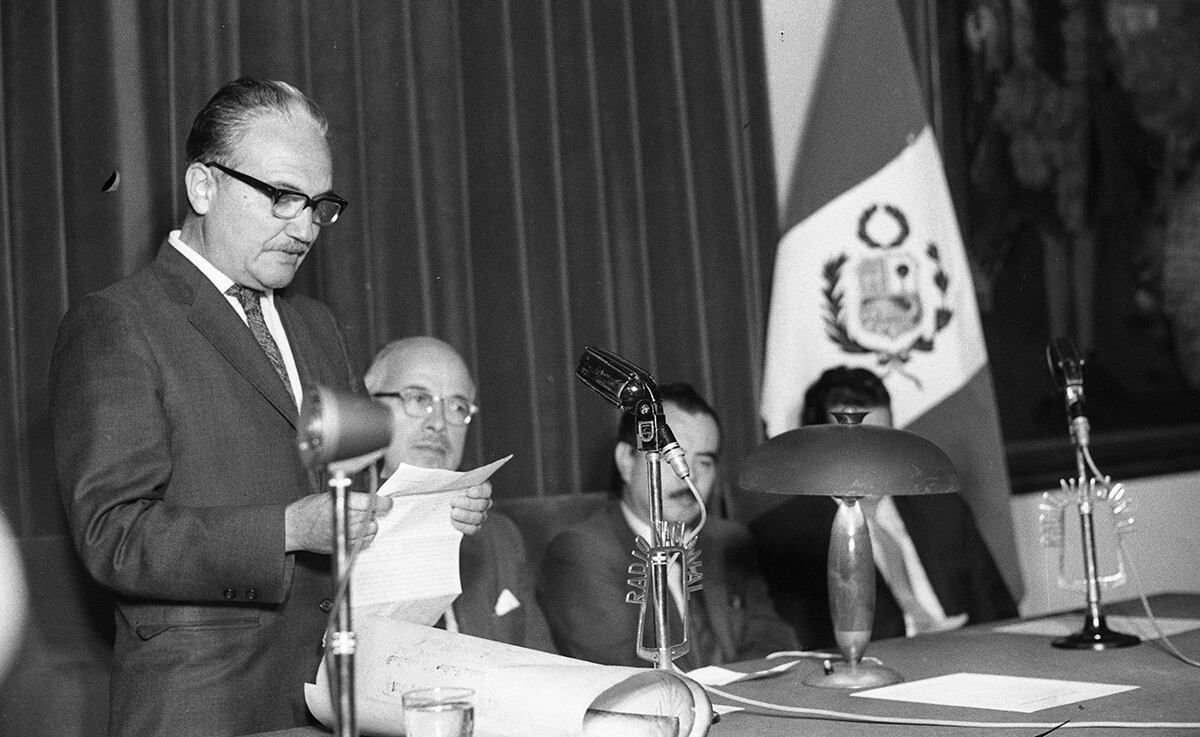 Una imagen del escritor Arguedas con fecha 18 de octubre de 1968, en Lima, recibiendo el Premio Inca Garcilaso de la Vega. (Foto: Archivo Histórico de El Comercio) 
