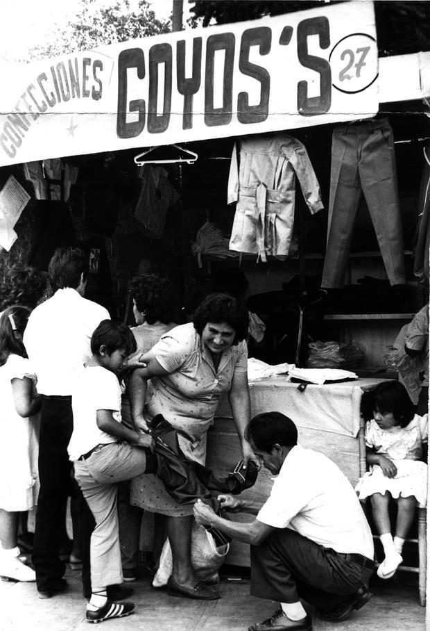 Lima, 30 de marzo de 1987. Venta de uniformes escolares en feria de la plaza Manco Cápac, en La Victoria. (Foto: GEC Archivo Histórico). 
