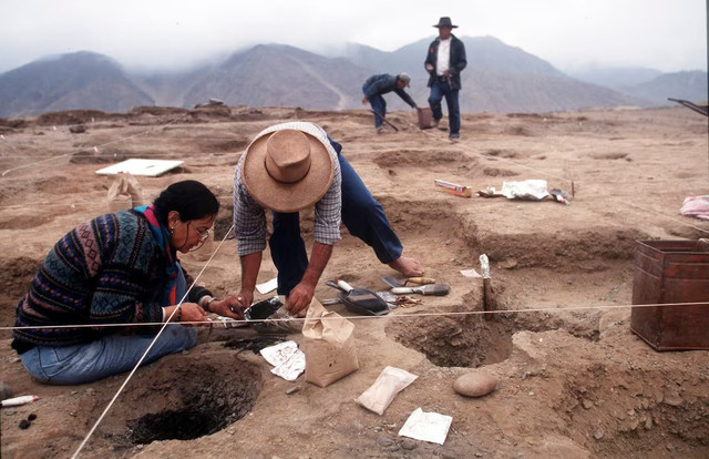 Ruth Shady (en foto, luciendo una chompa) recibió la Orden al Mérito por Servicios Distinguidos en el grado de Gran Cruz en 2021. También fue reconocida por el Premio L’Oréal UNESCO para Mujeres en Ciencia en 2018, y en 2020 fue incluida en la lista de las 100 Mujeres más influyentes del mundo hecha por la BBC. (Foto: archivo personal)