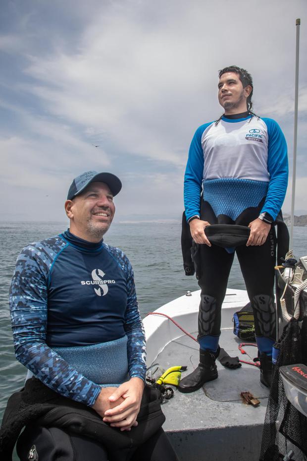 Con gorra: Michael Epstein, ceo de Pacific Divers. Es buzo profesional y viaja por el mundo solo para bucear. Egipto es su próxima parada. De pie: Wilfredo Maneiro, biólogo marino venezolano. Llegó al Perú y encontró el trabajo perfecto.  (Foto: Fidel Carrillo)